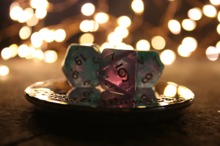 Dés de jeu de rôle éclairés, ambiance bokeh immersive